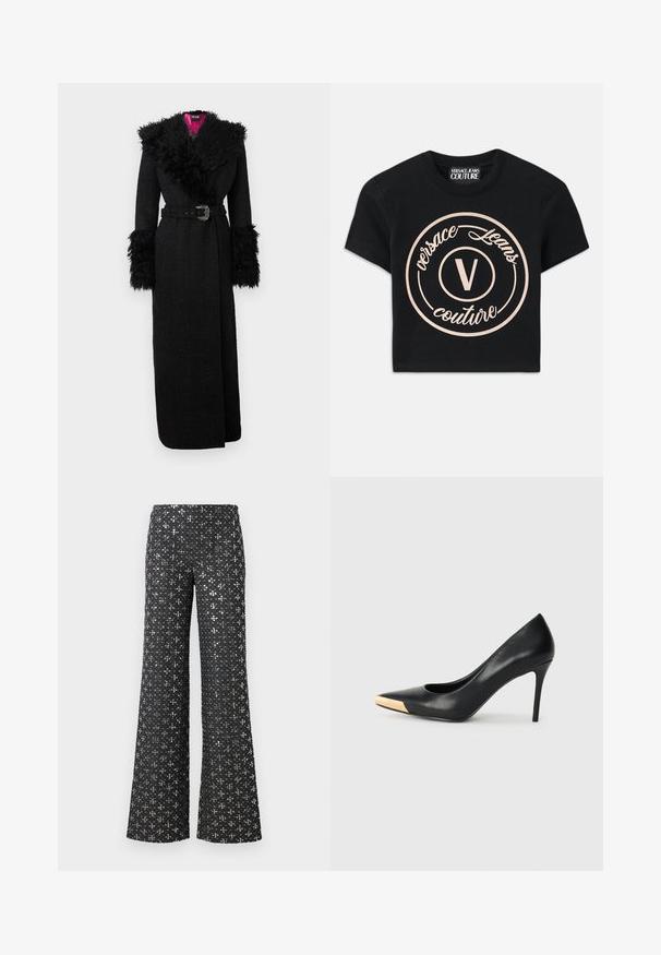 Svart lång kappa med mjuk fuskpälskrage och mudd, midjebälte och texturerat tyg, med en livfull rosa foder.; Svart bomull t-shirt med en stor beige cirkulär logotyp med "Versace Jeans Couture" och en central "V" i en elegant stil. Korta ärmar.; Svarta vida byxor med en paljetttextur och silverdetaljer som skapar ett mönstrat utseende över hela tyget.; Svart läderhögklackad pumpsko med spetsig tå; har en metallisk guldaccent på tåhuvudet. Slät yta med en elegant design.