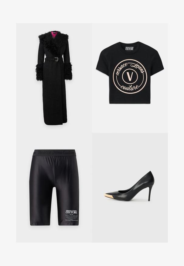 Svart lång kappa med mjuk fuskpälskrage och mudd, midjebälte och texturerat tyg, med en livfull rosa foder.; Svart bomull t-shirt med en stor beige cirkulär logotyp med "Versace Jeans Couture" och en central "V" i en elegant stil. Korta ärmar.; Svarta shorts i slät tyg, med ett präglat midjeband och vit tryckt text på vänster ben.; Svart läderhögklackad pumpsko med spetsig tå; har en metallisk guldaccent på tåhuvudet. Slät yta med en elegant design.