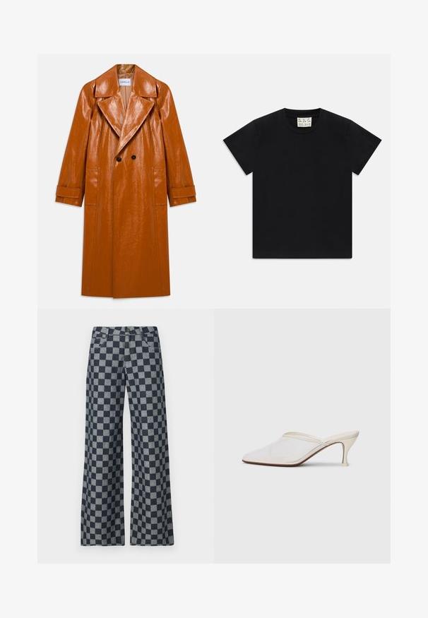 Hosszú barna műbőr trench kabát széles hajtókákkal, dupla fekete gombokkal, két elülső zsebbel és felhajtott ujjal.; Fekete, rövid ujjú, kerek nyakú póló fehér címkével a gallér belsejében, amelyen az "D.R.C. EST. 2002" felirat szerepel, fehér háttéren.; Sötétkék és szürke kockás mintájú, széles lábú nadrág, gombos záródással, elülső zsebekkel és puha tapintással.; Fehér hálós, hegyes orrú mules cipő, vékony, középmagas sarkával és slip-on kialakításával, egyszerű háttér előtt.