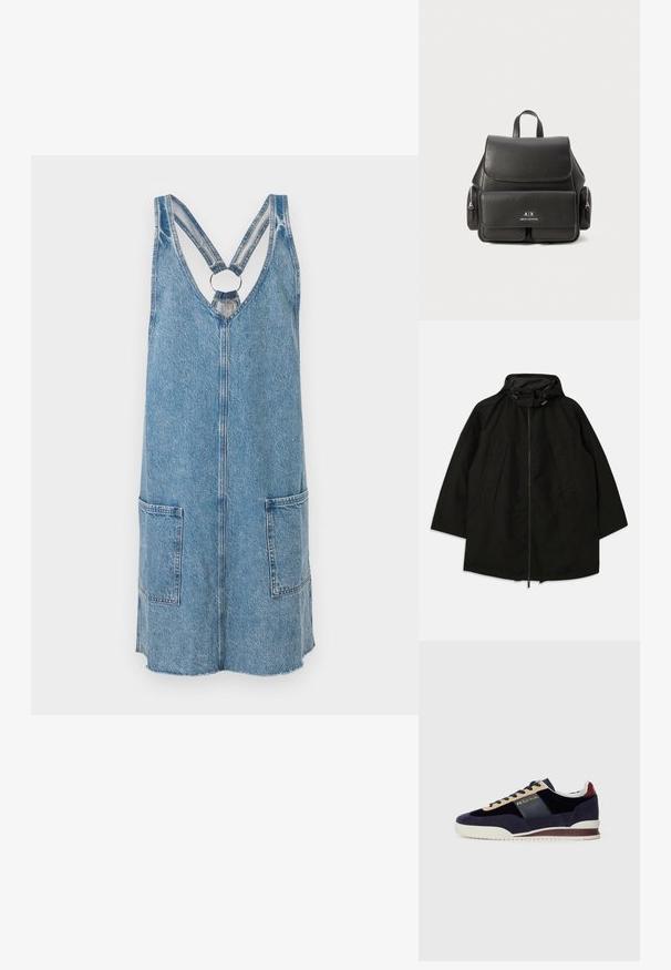 Svart lett jakke med glidelås, hette med snorer og bred, løs passform. Har plisseert frontdetaljering og en glatt tekstur.; Denimkjole i lyseblå, med V-hals og kryssede stropper med en sirkulær ring. Den har to frontlommer og rett fald.; Marineblå søm sko med beige og mørkeblå detaljer. Har en hvit gummisåle og gullmerke på siden. Klassisk atletisk design.; Svart skinnryggsekk med klafflukkning, frontlomme, sidelommer med glidelås og et håndtak på toppen. Har logo-detaljer på forsiden.