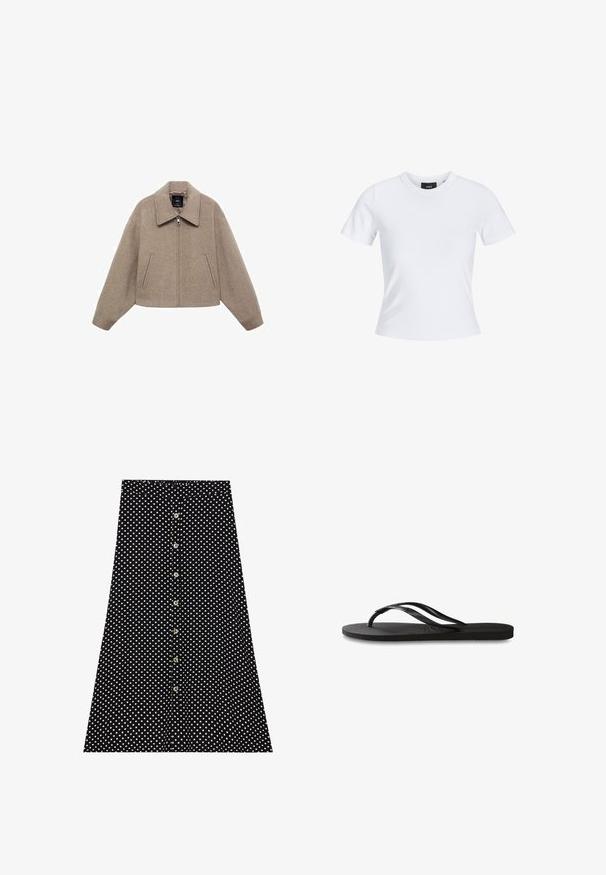 Kratka bež jakna od vune s velikim kragnom, prednjim zatvaračem i dva bočna džepa; ima mekanu teksturu i minimalistički dizajn.; Bijela majica kratkih rukava s okruglim izrezom, izrađena od pamučnog materijala, s prilagođenim siluetom i crnom oznakom marke unutar ovratnika.; Crna suknja s bijelim točkicama, s prednjim kopčanjem na gumbe, lepršavim dizajnom i elastičnim pojasom. Glatka tekstura tkanine.; Crne japanke s teksturiranom gumenenom potplatom, dva uska remena i suptilnim, urezanim logom na remenu.