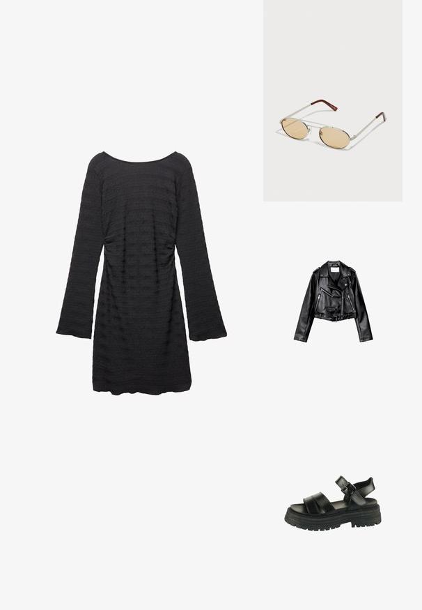 Čierna skrátená kožená motorkárska bunda s asymetrickým predným zipsom, cvokmi a štyrmi zipsami. Obsahuje nastaviteľný opasok v oblasti pásu.; Čierne šaty s dlhými zvonovými rukávmi, textúrovaná tkanina so horizontálnymi prúžkami, okrúhly výstrih a zberané bočné detaily.; Čierne kožené sandále s troma širokými popruhmi a nastaviteľným prackovým zapínaním na členku. Hlavná gumová podrážka s textured tread pre lepšie priľnavosť.; Kovové slnečné okuliare s oválnymi, svetlohnedými tónovanými sklami. Úzky strieborný rám so štruktúrovanými akcentmi a červenohnedými koncami na ramenách.