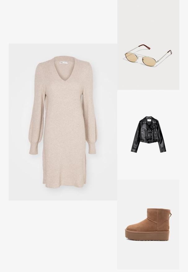 Črna usnjena motoristična jakna s krojem do pasu, z asimetričnim sprednjim zadrgo, sponkami in štirimi zadrgami. Ima nastavljiv pas na v pasu.; Pletena obleka v svetlo bež barvi, z V-izrezom, dolgimi puhastimi rokavi in stranskimi razporki. Mehka tekstura z rebrastim vzorcem po celotni obleki.; Bela antilopova gležnjača s platformom, okruglim vrhom i dekorativnim šavovima; ima uvučenu petlju straga za lakše oblačenje.; Metalne sončna očala z ovalnimi, svetlo rjavimi lečami. Tanjša srebrna okvirja s teksturiranimi detajli in rdečkasto-rjavimi konicami na ročajih.