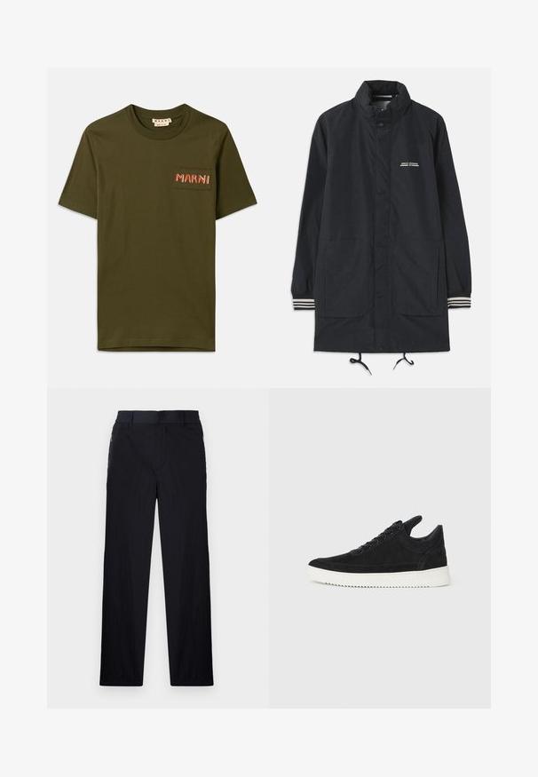 Merijacketti, joka on vedenpitävä ja korkealla kauluksella, napinappulalla, kahdella etutaskulla ja raitavarressa. Säätönyöri helman kireydelle. Tekstilogoselkämyksessä.; Oliivivihreä puuvillapaita, jossa on pyöreä kaula-aukko, pieni päällyspussi ja brodeerattu "MARNI" punaisella ompelella.; Mustat housut, joissa on kevyt, teksturoitu kangas, suora lahje, joustava vyötärö ja sivuvetoketjupussit.; Mustat mokkasiinikenkiä valkoisella kumipohjalla, jossa on sävy sävyyn ompelu ja nauhakiinnitys. Sujuva pinta ja moderni, virtaviivainen muoto.
