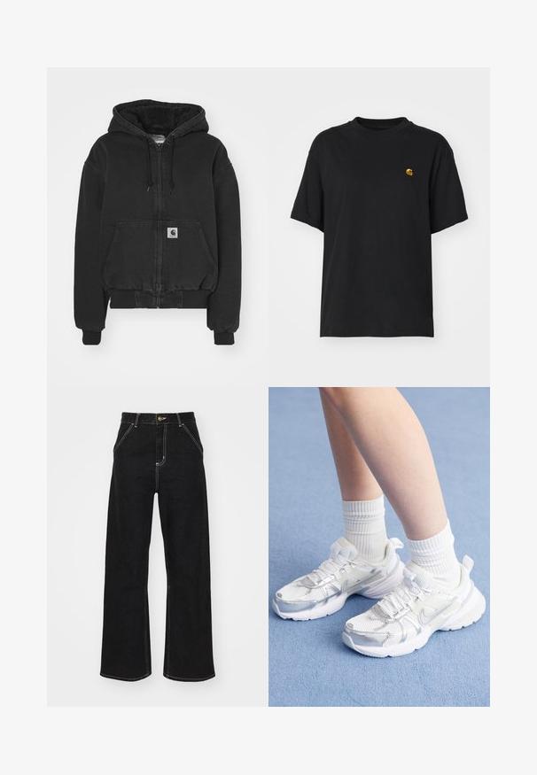 Carhartt WIP ACTIVE JACKET - Bomber dzseki - black stone washed; Fekete pamut póló laza szabással. Kerek nyakkal és rövid ujjakkal rendelkezik. A mellkason egy kis arany hímzett logó található.; Fekete, széles szárú farmernadrág, kontrasztos fehér varrással és elülső gombos záródással, két ferde elülső zsebbel.; Fehér sportcipők, hálós és szintetikus borítással, ezüst Nike logóval, fehér bordás zoknikkal párosítva, egy kék felületen.