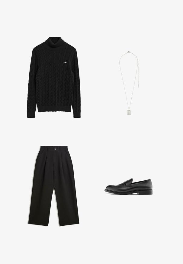 Dubbelknäppt svart kappan är tillverkad av texturerat tyg, har en bred slagkrage, två framfickor och mörka knappar. Lång, rak silhuett.; Svart kabelstickad tunntröja med ribbad mudd och nederkant. Har ett texturerat mönster och en liten logotyp på bröstet.; Svarta byxor med avslappnad passform, utrustade med veck fram, sidofickor och knappstängning. Tillverkade av strukturerad tyg.; Svarta läderpennyloafers med låg klack, rund tå och sydd detalj längs ovandelen, visad i sidoprofil mot en vit bakgrund.; Silvrig halsband med en rektangulär hängsmycke med intrikat mönster, en fin kedja och en justerbar låsning för längdjustering.
