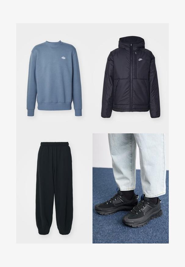Černá zateplená bunda Nike s předním zipem a kapucí. Na levé straně hrudi má bílé logo a dvojité přední kapsy. Hladký povrch.; Modrá mikina z bavlněné směsi s kulatým výstřihem, žebrovanými manžetami a lemem. Obsahuje malou nášivku loga na hrudi. Hladká textura.; Černé teplákové kalhoty s elastickým pasem, volným střihem, manžetami na kotnících, hladkým povrchem a bez viditelných vzorů či kovových detailů.; Černé sportovní boty s texturovanou tkaninou a gumovou podrážkou, s elastickými tkaničkami a modrým akcentem na patě. Nosí se s světlými džíny.