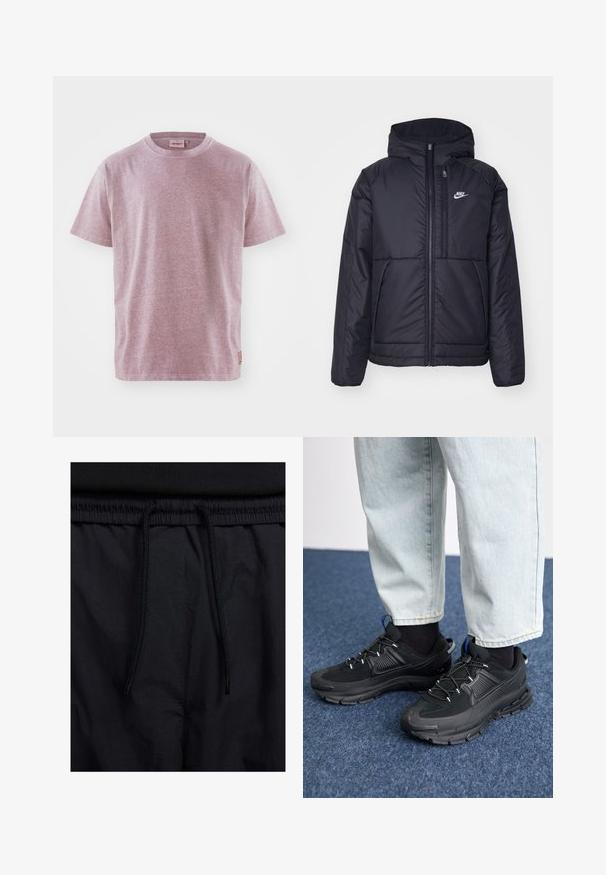 Svart, polstret Nike-jakke med frontglidelås og hette. Har en hvit logo på venstre bryst og doble frontlommer. Glatt ytterside.; T-skjorte med kort erm i hevet lys rosa stoff, rund hals, med et lite logopatch ved kanten. Myk tekstur.; Sorte shorts med snor i livet, lett stoff med en jevn tekstur, og et enkelt design uten synlige logoer eller mønstre.; Svarte sportssko med teksturert stoff og gummisåler, med elastiske lisser og en blå detalj på hælen. Brukt med lyse denimbukser.