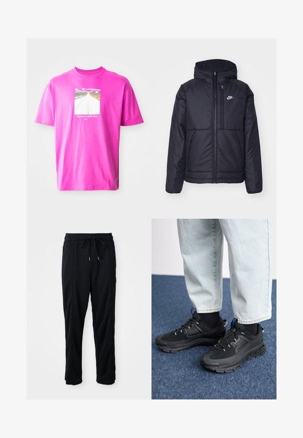 Fekete, párnázott Nike dzseki elülső cipzárral és kapucnival. A bal mellen fehér logó található, valamint két elülső zseb. Simának tűnő külső felület.; Rózsaszín pamut póló, négyzet alakú grafikával, amelyen egy kanyargós út látható, alatta a "Nincs célvonal" felirattal és egy örvény dizájnnal. Rövid ujjú.; Fekete húzózsinóros, kényelmes nadrág oldalsó varrású zsebekkel és egyenes szabással, egyszínű háttéren.; Fekete sportcipők texturált anyaggal és gumitalppal, elasztikus fűzőkkel és kék kiegészítővel a saroknál. Világos farmernadrággal viselve.