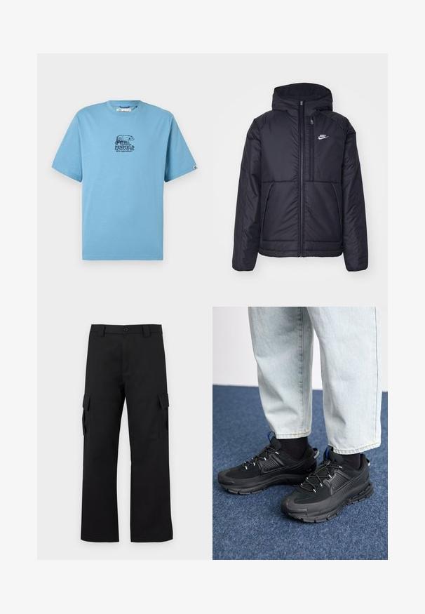 Casaco Nike preto, acolchoado, com fecho à frente e capuz. Apresenta um logo branco no lado esquerdo do peito e dois bolsos frontais. Textura exterior lisa.; T-shirt de manga curta azul claro com decote redondo, apresentando um gráfico de urso azul escuro e o texto "69º Aniversário Penfield" no centro da frente.; Calças cargo pretas com um design de perna reta. Feitas de um tecido durável, apresentam dois bolsos laterais com fechos de aba e um fecho de botão.; Sapatilhas desportivas pretas com tecido texturizado e solas em borracha, apresentando atacadores elásticos e um detalhe azul no calcanhar. Usadas com calças de ganga claras.