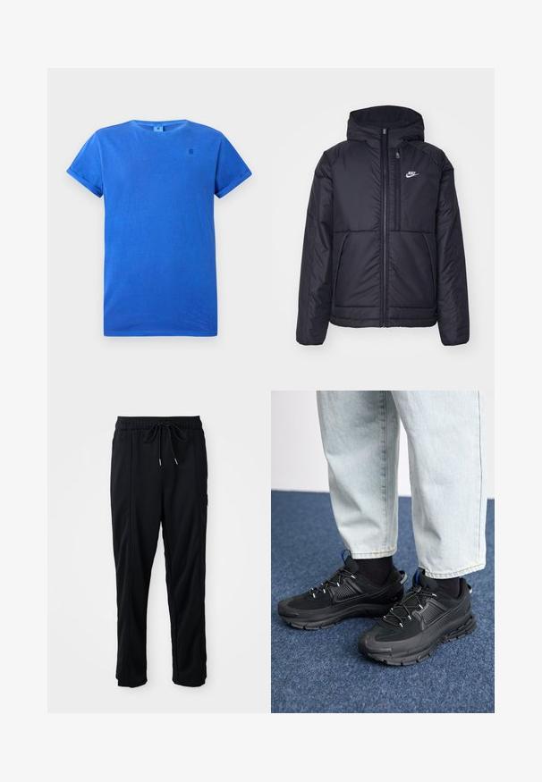 Casaco Nike preto, acolchoado, com fecho à frente e capuz. Apresenta um logo branco no lado esquerdo do peito e dois bolsos frontais. Textura exterior lisa.; T-shirt azul de manga curta feita de algodão com decote redondo. Apresenta punhos dobrados e um pequeno logotipo em azul escuro no peito.; Calças casuais pretas com cordão na cintura, com bolsos laterais e corte reto, sobre um fundo simples.; Sapatilhas desportivas pretas com tecido texturizado e solas em borracha, apresentando atacadores elásticos e um detalhe azul no calcanhar. Usadas com calças de ganga claras.