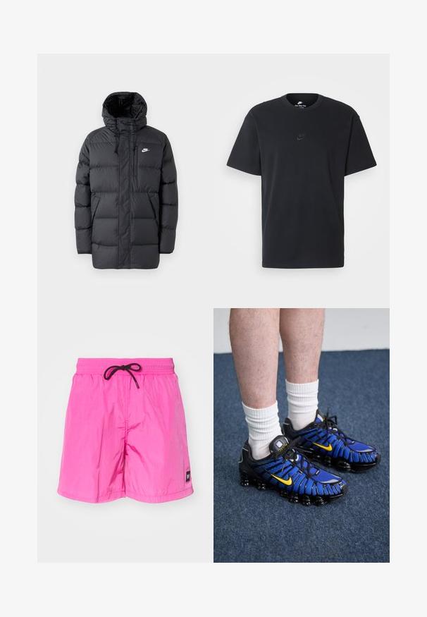 Schwarze Pufferjacke mit Kapuze, mit Reißverschluss vorne, elastischen Bündchen, Seitentaschen und einem kleinen Logo auf der Brust. Strukturierte, gesteppte Optik.; Schwarzes Baumwoll-T-Shirt von Nike mit klassischem Rundhalsausschnitt, kurzen Ärmeln und einem dezenten, geprägten Logo auf der Brust. Glatte Textur.; Rosa, leichte Badeshorts mit elastischem Bund und schwarzem Kordelzug. Verfügt über ein kleines Etikett am linken Bein. Glatte Textur.; Blaue und schwarze Sportschuhe zeichnen sich durch ein Mesh-Design, gelbe Akzente und eine segmentierte Sohle aus. Sie werden mit weißen Knöchelsocken getragen.