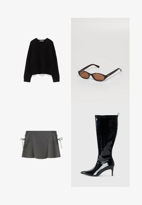 Brązowy płaszcz z mieszanki wełny z klapami, dwoma przednimi kieszeniami i zapięciem na jeden guzik. Prosty krój z długimi rękawami.; Czarny, długi sweter z dzianiny z ribbowanymi mankietami i dołem, okrągłym dekoltem oraz małą białą metką marki wewnątrz kołnierza.; Szara spódnica w paski z bocznym marszczeniem, wiązaniami i rozkloszowanym krojem. Tekstura materiału wydaje się gładka z delikatnym połyskiem.; Czarne lśniące skórzane kozaki do kolan z wąskim czubkiem i smukłym wysokim obcasem. Posiadają zamek błyskawiczny z tyłu oraz gładką, błyszczącą teksturę.; Okulary przeciwsłoneczne w kształcie owalu w kolorze tortoise z brązowymi soczewkami, ustawione pod kątem, aby pokazać logo "QUAY" na prawej świątyni na jednolitym tle.; Liebeskind Berlin KAYLA czarny