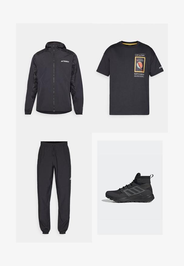 Černá bunda Terrex s kapucí, zipovým zapínáním a vzorovanými rukávy. Vyrobena z lehkého materiálu s elastickými manžetami a rovnými spodními okraji.; Černé bavlněné tričko s krátkými rukávy, na přední straně s barevnou grafikou National Geographic a textem, s kontrastními žlutými akcenty.; Černé sportovní kalhoty vyrobené z lehké tkaniny, s páskem na šňůrku, bočními kapsami a zúženými manžetami na kotnících.; adidas Terrex TRAILMAKER MID GORE TEX - Běžecké boty do terénu - core black/solid grey