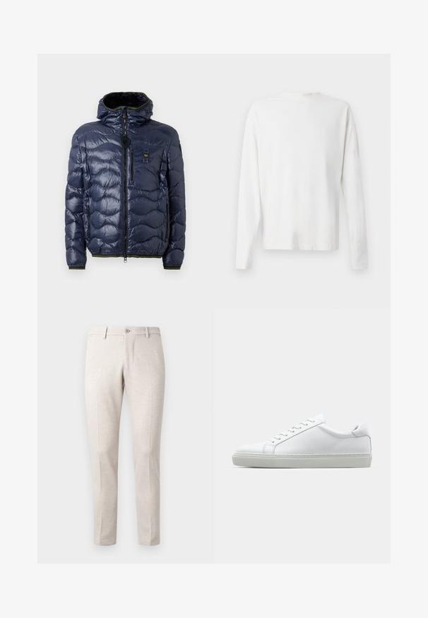 Námořnická pánská péřovka s lesklým povrchem, prošívaný vzor, zapínání na zip, odnímatelná kapuce a boční kapsy. Obsahuje černé a žluté akcenty.; Bílá bavlněná košile s dlouhým rukávem a kulatým výstřihem, s bočními rozparky na spodní části a hladkým povrchem, vystavená zezadu.; Světlé béžové kalhoty vyrobené z měkké tkaniny, s zapínáním na knoflík, dvěma předními záhyby a rovnými nohavicemi.; Bílé tenisky s hladkým koženým svrškem a nízkým profilem. Mají zaoblenou špičku, šest nýtů a texturovanou gumovou podrážku.