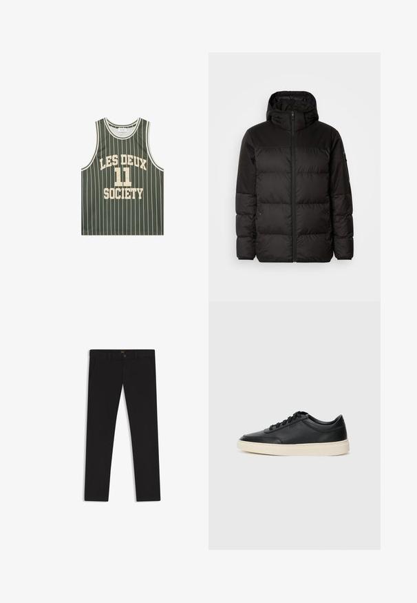 Schwarze Pufferjacke mit Reißverschluss, Kapuze, gesteppten Abschnitten und elastischen Bündchen, hergestellt aus einem glatten, wasserabweisenden Material.; Leichtes grünes Basketball- Tanktop mit weißen vertikalen Streifen, auf der Vorderseite mit „LES DEUX 11 SOCIETY“ in fetter Schrift gedruckt.; Schwarze Hosen aus einem Stoff mit glatter текстуре. Verfügt über einen Knopfverschluss, Gürtelschlaufen und Seitentaschen. Klassisches Design mit geradem Bein.; Schwarzer niedriger Ledersneaker mit schwarzen Schnürsenkeln und cremefarbenem Sohlenrand, seitlich auf weißem Hintergrund dargestellt.