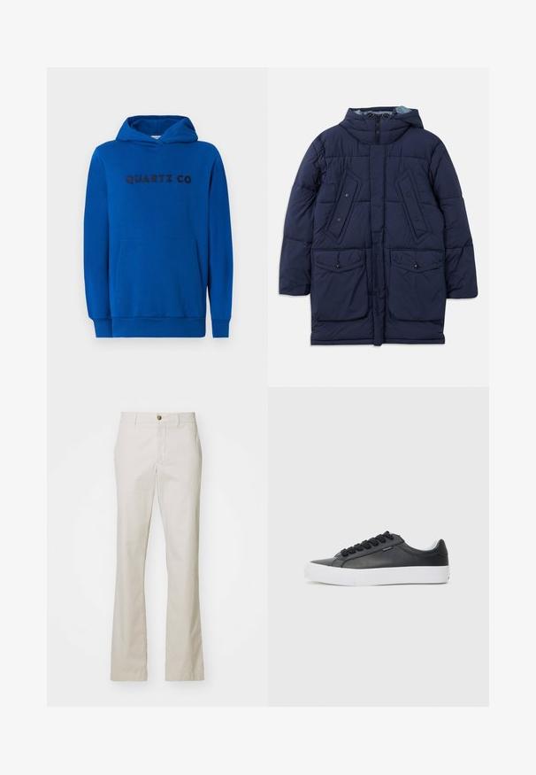 Jūras spēku pūklāju jaka ar kapuci, kurai ir lielas priekšējās kabatas, horizontāla šuvju raksts un rāvējslēdzējs. Izgatavota no viegla sintētiska materiāla.; Zila kapuce izgatavota no mīksta auduma, ar kengura kabatu, ribinātām piedurknēm un "QUARTZ CO" logotipu, kas drukāts uz priekšpuses tumšās burtnēs.; J.LINDEBERG LOIS CLOUD PANTS - Auduma bikses - moonbeam; Melna ādas sporta apava ar baltu gumijas zoli, apaļu purngalu un melnām auklām, ar gludu tekstūru un minimālistisku dizainu.