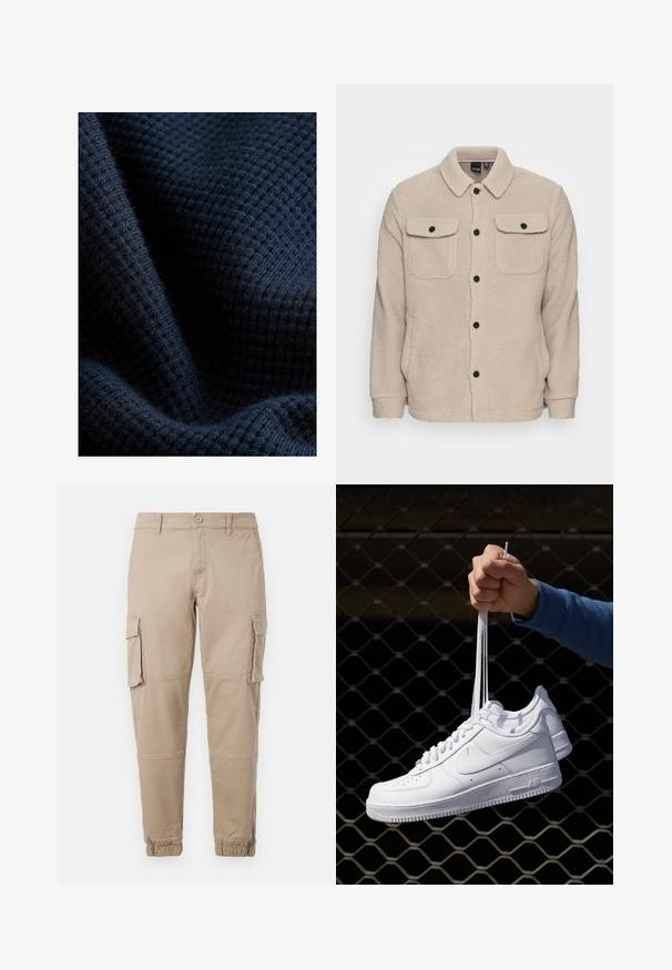 Beżowa polarowa kurtka z kołnierzykiem, zapięciem na guziki, dwiema kieszeniami na piersi z klapkami oraz teksturowanym materiałem. Czarny guziki podkreślają design.; Ciemnoniebieska teksturowana tkanina z wzorem w kratkę, prezentująca miękki, dziany wygląd oraz delikatny połysk.; Beżowe spodnie cargo z lekkiego materiału bawełnianego. Posiadają elastyczne mankiety, wiele bocznych kieszeni oraz zapięcie na guzik.; Białe skórzane sneakersy z perforacjami, okrągłym noskiem, płaską podeszwą i grubymi sznurówkami, z widocznym logo swoosh i napisem „AIR” na pięcie.