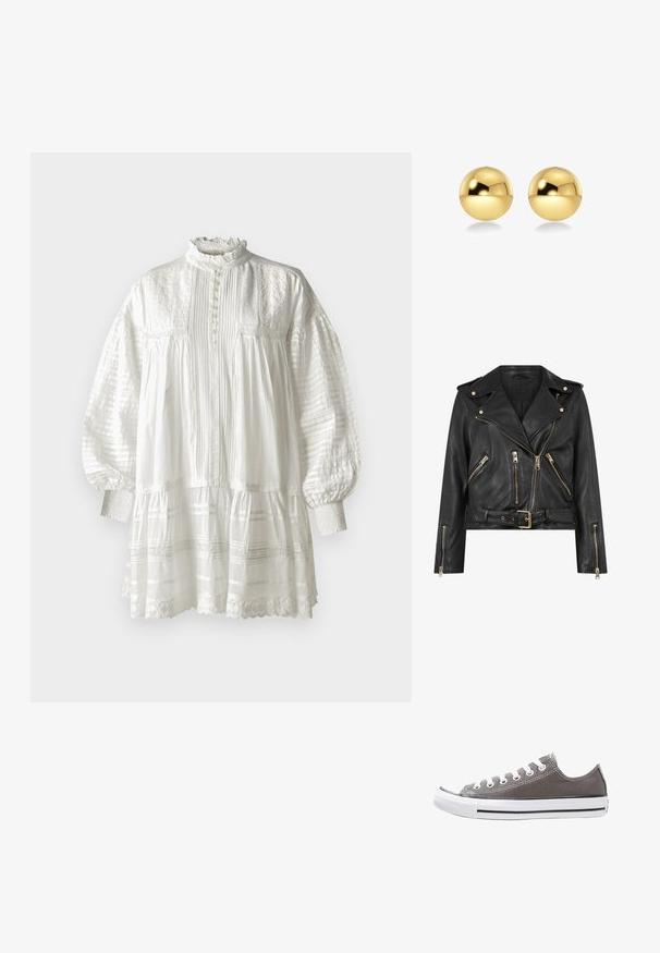 Sort læder bikerjakke med en tætsiddende design, guldlås hardware, flere frontlynlåslommer og en bæltestrop i taljen. Har skulderepauletter.; Vanessa Bruno DIANE - Hverdagskjole - blanc; Grå lærredssneaker med hvid gummisål, sort streg og metaløjer. Har rund tå, lav overdel og tekstureret stof.; Guldfarvede, sfæriske øreringe med en skinnende, reflekterende overflade. Designet er enkelt og glat, hvilket skaber et moderne, minimalistisk udseende.