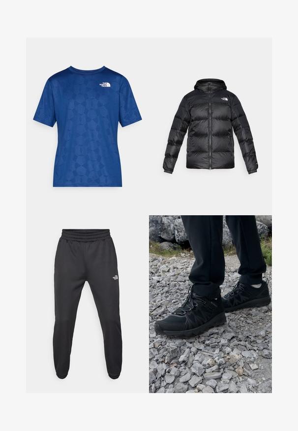 Casaco puffer preto feito de material brilhante e texturizado, com capuz, fecho frontal e punhos elásticos. Apresenta dois bolsos frontais e detalhe de logotipo.; Camisa azul de manga curta com um padrão geométrico texturizado e um logótipo branco no canto superior esquerdo. Feita de um material leve e respirável.; Calças de moletão pretas com cintura ajustável por cordão, corte afunilado, punhos elásticos e um pequeno logótipo branco na coxa esquerda, feitas de um tecido suave.; Sapatos pretos para exterior, feitos de material em malha e sintético, com um cabedal texturizado, sistema de atilho seguro e uma sola robusta, sobre terreno rochoso.