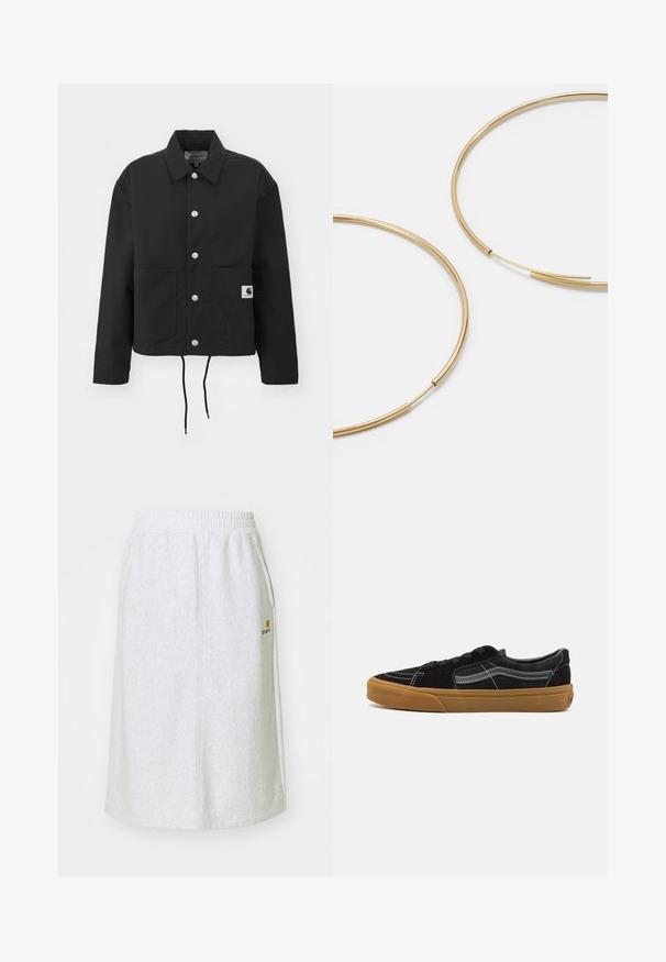 Schwarz gekürzte Jacke aus strapazierfähigem Stoff. Mit klassischem Kragen, silbernen Druckknöpfen, zwei Fronttaschen und verstellbarem Kordelzug am Saum.; Drei ärmellose Hemden in Blau, Schwarz und Weiß. Der Stoff ist gerippt und hat einen runden Ausschnitt. Jedes Hemd hat ein Etikett mit der Aufschrift "even&odd".; Hellgrauer Sweatshirtrock mit elastischem Bund, Seitentaschen und kleinem Logo in Gold auf der Vorderseite. Weicher, strukturierter Stoff.; Schwarze Wildledersneaker mit weißen Nähten und charakteristischem Seitenstreifen, ausgestattet mit einer hellbraunen Gummisohle und niedrigem Design. Mit schwarzen Schnürsenkeln versehen.; Goldfarbene Ohrringe in Form von dünnen, runden Kreolen, mit einer glatten, metallischen Oberfläche und ohne Verzierungen oder Muster.