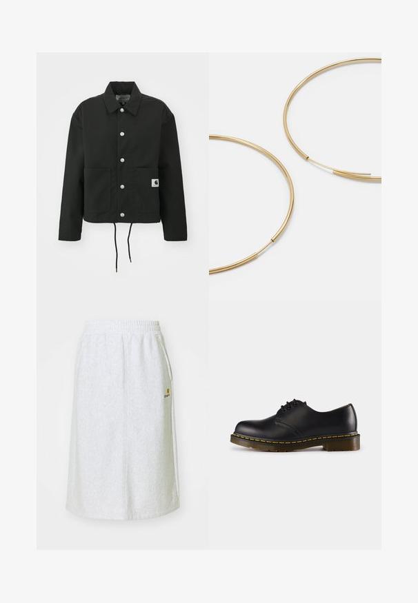 Melnā apgrieztā jakā, kas izgatavota no izturīga auduma. Tam ir klasiskā apkakle, sudraba kniedes, divas priekšējās kabatas un regulējams savelkamo apakšmalu.; Melnas īsām piedurknēm t-krekls, izgatavots no gludas kokvilnas auduma, ar apaļu kakla izgriezumu un pieguļošu dizainu. Minimalistisks, bez redzamām rakstām.; Gai pelēks sporta svārku komplekts ar elastīgu jostasvīru, sānu kabatām un nelielu zelta logotipu priekšpusē. Mīksts, teksturēts audums.; Melna ādas kurpe ar noapaļotu purngali, šņorēšanas dizains, dzeltena šuvju līnija gar zoli un masīva, teksturēta gumijas zole.; Zelta krāsas auskari gredzena formā, plāni un apaļi, ar gludu metāla apdari un bez rotājumiem vai zīmējumiem.