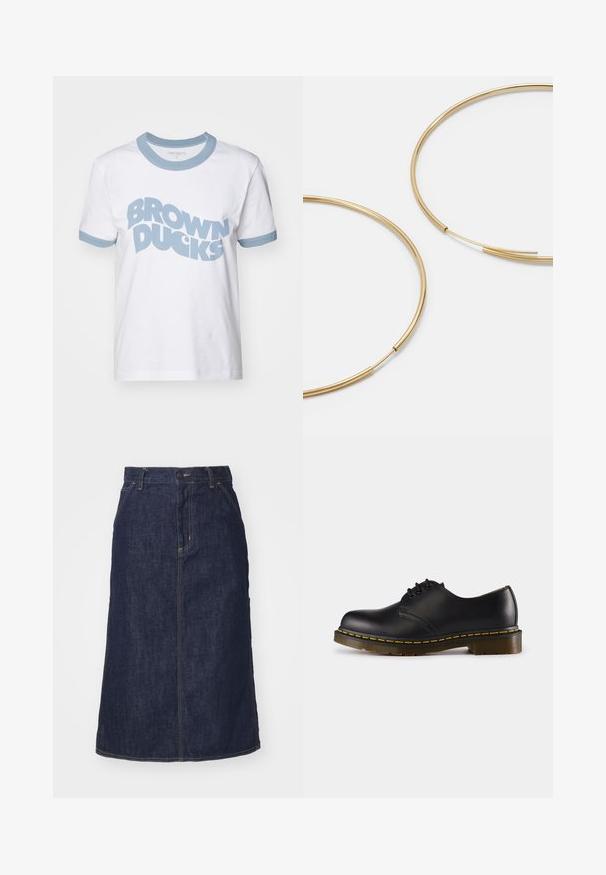 Czarna krótka kurtka wykonana z trwałego materiału. Posiada klasyczny kołnierz, srebrne napy, dwie kieszenie z przodu oraz regulowany dół ze sznurkiem.; Biała bawełniana koszulka z jasnoniebieskim ściągaczem przy szyi i mankietach. Na przodzie znajduje się wyraźny niebieski napis "BROWN DUCKS".; Ciemnoniebieska spódnica dżinsowa z wysokim stanem, prostym krojem, przednimi kieszeniami i przeszyciami. Posiada zamek błyskawiczny i guzik w pasie.; Czarna skórzana półbut z okrągłym noskiem, wiązany, z żółtym przeszyciem wzdłuż podeszwy i masywną, teksturowaną gumową podeszwą.; Złote kolczyki w kształcie cienkich okrągłych obręczy, o gładkim metalicznym wykończeniu, bez zdobień czy wzorów.