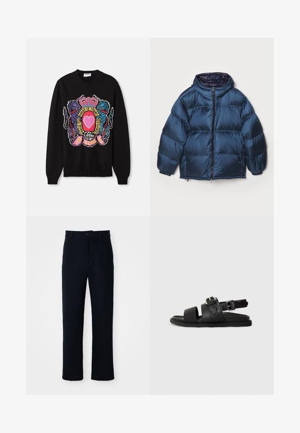 Filippa K PUFFER JACKET - Pūkinė striukė - dawn blue/navy; Juodas megztas svarkas su spalvingu grafiniu dizainu, kuriame pavaizduota širdis ir puošnūs akcentai, įskaitant violetinius ir mėlynus liūto elementus.; Tamsiai mėlynos medvilninės kelnės, turinčios tiesioginį kirpimą, priekyje užsegamos mygtuku ir klasikine juosta su dirželio kilpom.; Juodos odinės šlepetės su dviem plačiomis juostelėmis ir reguliuojama kulkšnies juosta su sagtimi. Plokščias padas su tekstūruotu kraštu.