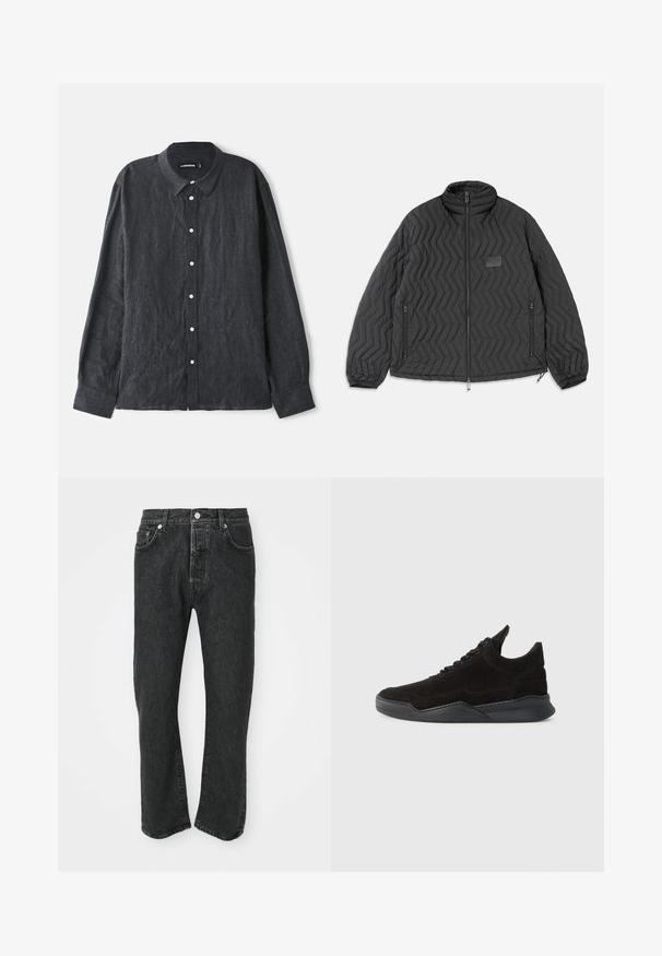 Juodas siuvinėtas švarkas su ševrono raštu, priekinis užtrauktukas, užtrauktukais uždaromos šoninės kišenės ir mažas stačiakampis ženkliukas ant krūtinės.; Tamsiai pilkas lininis marškinis ilgomis rankovėmis su sagų apykakle, su priekinėmis sagomis balta spalva ir laisvu siluetu.; Juodos tiesių kojų džinsinės kelnės su priekiniais mygtukais ir užtrauktuku, priekiniai ir galiniai kišenės matomos ant baltos fono.; Juodos suedes sportiniai bateliai su žemu profiliu, tekstūruotu paviršiumi, plokščiomis raištelėmis ir tvirtu guminiu padu, turinčiu šiek tiek pakilimą ir išlenktą dizainą.