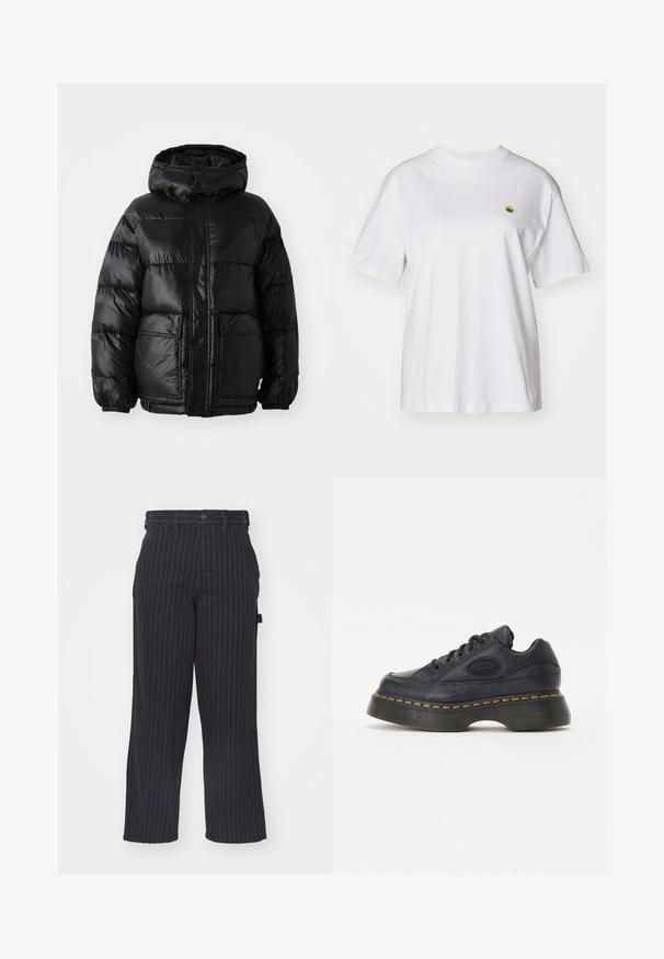 Casaco puffer preto com capuz, apresentando um acabamento brilhante, punhos elásticos, fecho frontal com botões e dois grandes bolsos à frente.; T-shirt branca de algodão com um corte descontraído, mangas curtas e um pequeno logótipo bordado na área do peito esquerdo.; Calças pretas risque de giz feitas de um tecido texturizado com corte reto, apresentando um fecho com botão e passantes para cinto.; Sapatilha de couro preto com acabamento texturizado, biqueira arredondada e sola grossa de plataforma. Apresenta costuras de destaque em amarelo e logo na lateral.