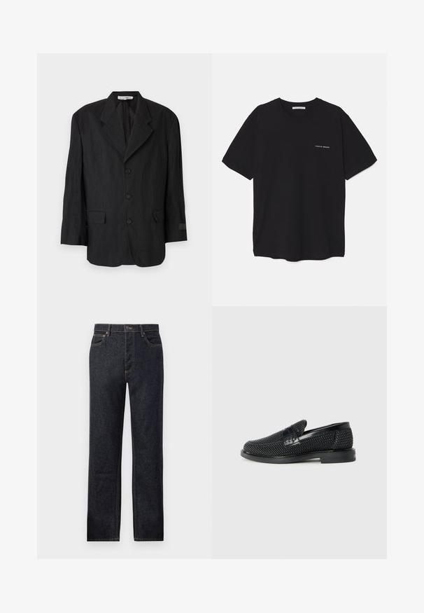 Sacou negru din țesătură texturată, având rever tip notch, șase butoane și două buzunare. Manșeta stângă are un detaliu cu etichetă.; Tricou din bumbac negru, cu guler rotund, mâneci scurte și un imprimeu alb cu logo pe partea stângă a pieptului. Design simplu, de culoare uniformă.; Blugi din denim închise, cu croială dreaptă, cusături contrastante galbene, design cu cinci buzunare și închidere cu buton în față.; Pantofii negri din material textil, cu accent din piele netedă pe partea superioară, design cu vârf rotund și talpă din cauciuc de profil redus.