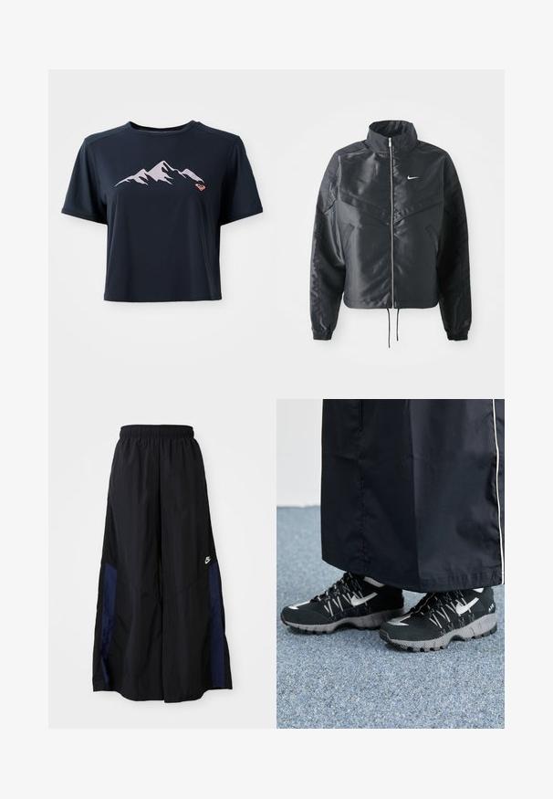 Čierna skrátená bunda s vysokým golierom, zipsovým uzatváraním, elastickými manžetami a bielym logom Nike. Hladká, lesklá tkanina s mierne textúrovaným povrchom.; Námornícky modré skrátené tričko vyrobené z hladkej tkaniny, s grafickým motívom svetloružovej hory a malým oranžovým logom v dolnom ľavom rohu.; Čierne voľné nohavice vyrobené z ľahkého materiálu, s námorníckym modrým postranným panelom a elastickým pásom. Malé biele logo na spodnej časti.; Čierne športové topánky s textúrovaným vrchom, striebornými akcentmi a vzorovanou podrážkou, skombinované s čiernym dlhým odevom. Umiestené na modrom koberci.