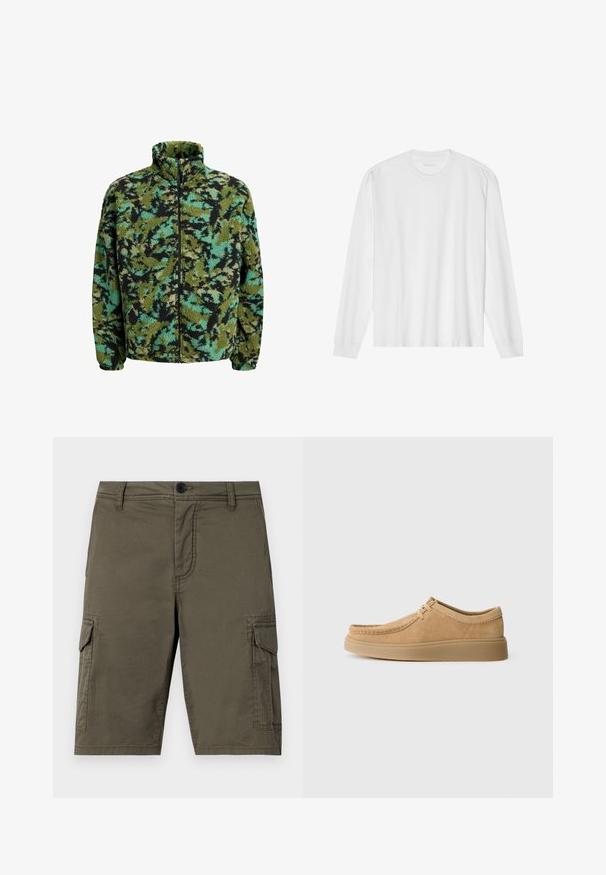 Fleecejacka med hög krage, med ett flerfärgat kamouflagemönster i grönt, svart och turkos. Fram zip-stängning.; Vit långärmad t-shirt i bomull med rundad hals och ribbade ärmslut. Enkelt, odekorerat mönster med slät yta och standard passform.; Olivgröna cargoshorts i strukturerad tyg med två sidofickor och knäppning fram. Medellånga med rak skärning.; Suedesnörskor i ljusbrun med rund tå, sömnadsdetaljer och en platt gummisula, som visar upp en slät yta.