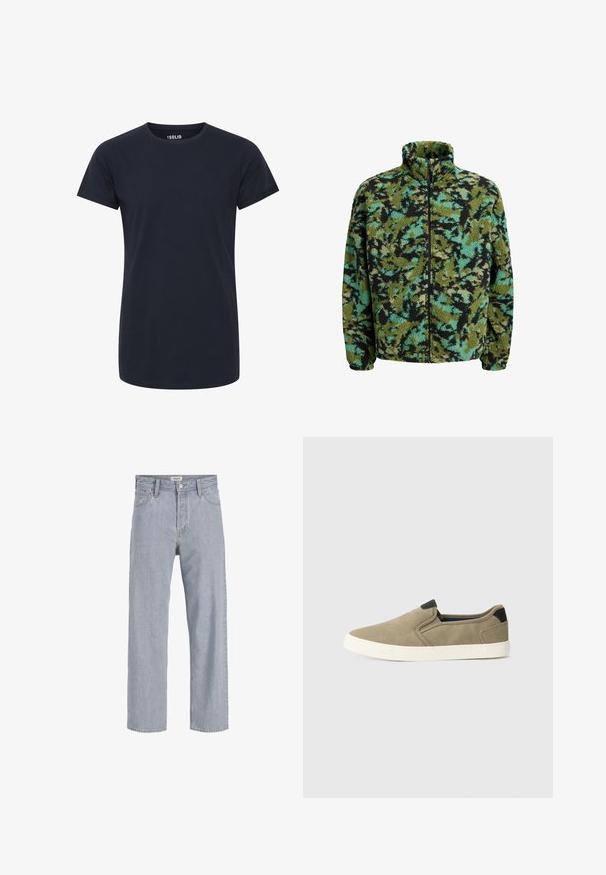 Fleecejakke med høy krage, med et flerfarget camouflasjemønster i grønn, svart og turkis. Glidelås foran.; Enkel mørk marineblå kortermet t-skjorte med rund hals, slim fit, uten synlige logoer eller design.; Lyseblå denimbukser med avslappet passform, rett ben-design, synlige sømmer, to frontlommer og knappelukking.; Taupe slip-on sko med teksturert stoffoverflate, kontrasterende svart hæl og hvit gummisåle. Perforert design for ventilasjon.