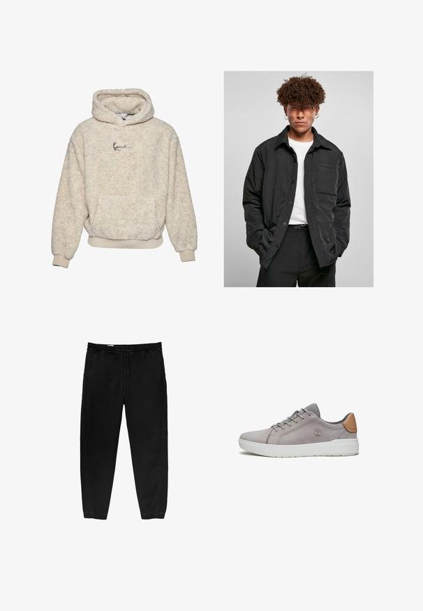 Schwarze Knopfjacke aus leichtem Stoff, mit einer Brusttasche, spitzem Kragen und einem lockeren Schnitt. Getragen über einem weißen T-Shirt.; Cremefarbenes Fleece-Pullover-Hoodie mit einer Vordertasche, eng anliegenden Bündchen und einem dezenten Logodetail auf der Brust. Weiche, strukturierte Oberfläche.; Schwarze Hose mit elastischem Bund und Kordelzug, tapered Beinen, Seitentaschen und subtilen seitlichen Stickdetails. Weicher Baumwollstoff.; Graue Wildleder-Sneaker mit Mesh-Elementen, weißer Gummisohle und braunem Leder-Tab am Fersenbereich. Verfügt über ein Schnürdesign und ein geprägtes Logodesign.