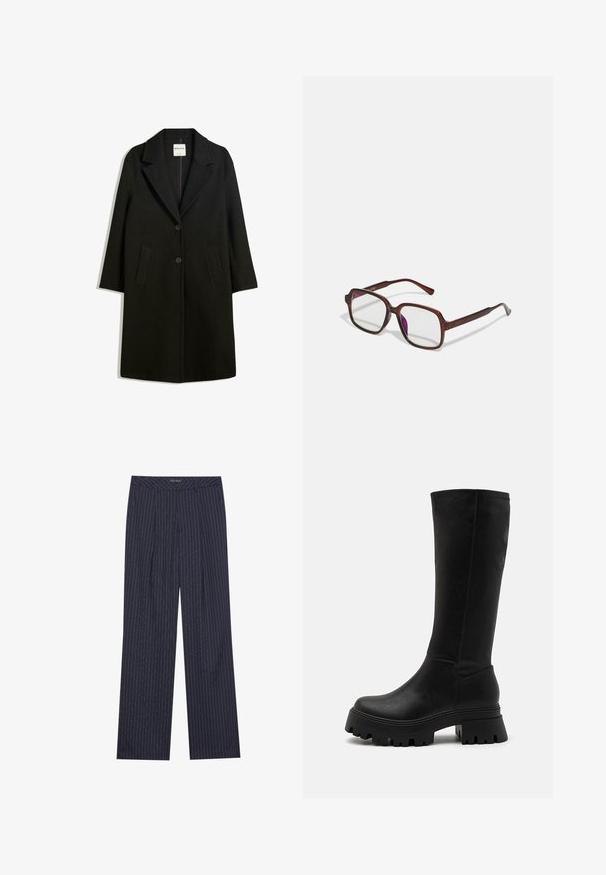 Černý kabát s klopovým límcem, dvěma předními kapsami a zapínáním na knoflíky. Vyroben z měkké látky, s přímým střihem a délkou po kolena.; Bílý krátký rukáv tričko vyrobené z hladkého materiálu, s kulatým výstřihem a jemnými švy na lemu.; Námořnické modré kalhoty s širokými nohavicemi a vertikálními bílými pruhy, s upraveným pasem a předními sklady pro strukturovaný střih.; Černé kozačky do výšky kolen vyrobené z umělé kůže, s robustní gumovou podrážkou s hlubokými drážkami, hladkým povrchem a minimem švů.; Hnědé, obdélníkové brýle s průhlednými skly a fialovými odstíny. Hladký plastový rám s rovnými nohami a jemnými akcenty.