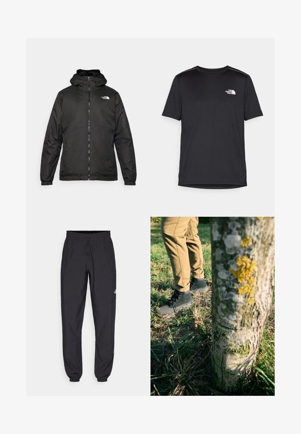 Czarna kurtka z kapturem The North Face z zamkiem błyskawicznym z przodu, elastycznymi mankietami i logo na górnej lewej stronie klatki piersiowej na białym tle.; Czarny t-shirt z krótkim rękawem, wykonany z lekkiego materiału. Posiada małe białe logo na lewej piersi oraz subtelne akcenty na ramionach.; Czarne spodenki sportowe wykonane z lekkiego materiału, z elastycznym pasem na sznurek, bocznymi kieszeniami i zwężanymi mankietami przy kostkach.; Czarne botki za kostkę z teksturowanym zamszem i gumowymi podeszwami, w połączeniu z khaki spodniami, stojące obok pnia drzewa pokrytego porostem.