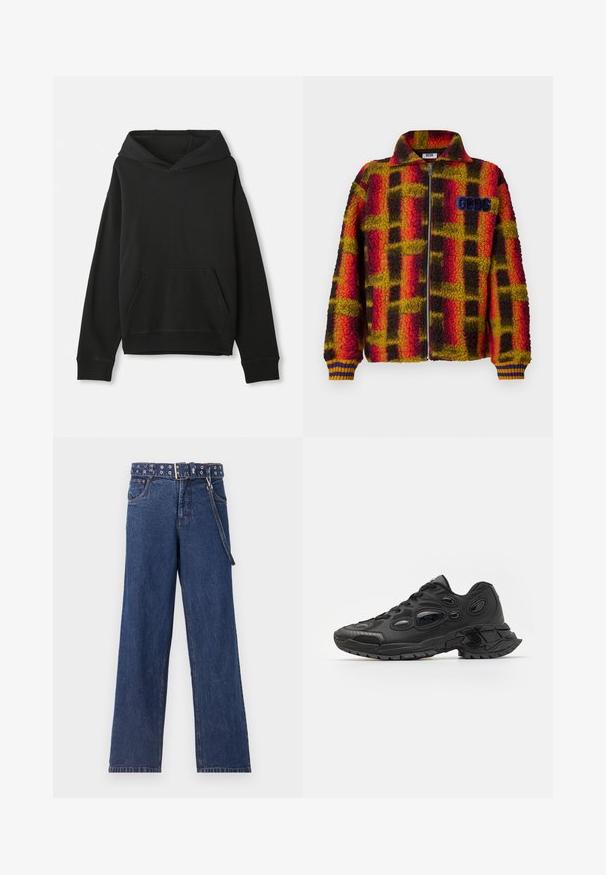 Fleecejacke im rot, gelb und schwarz karierten Muster mit einem Reißverschluss vorne, Kragen und gerippten Bündchen mit blauen und gelben Streifen. GGDS-Logo auf der Brust.; Schwarzer Hoodie mit Kängurutasche vorne. Hergestellt aus weichem Stoff mit gerippten Bündchen und Saum, bietet eine lockere Passform.; Dunkelblaue Jeans aus Denim mit geradem Bein, ausgestattet mit einem gemusterten Gürtel mit Metallösen und einer passenden Gürtelschlaufe.; Schwarze Sportschuhe mit strukturiertem Synthetikobermaterial, runder Zehenpartie und markanten ovalen Ausschnitten. Verfügt über eine robuste Gummisohle für guten Halt.