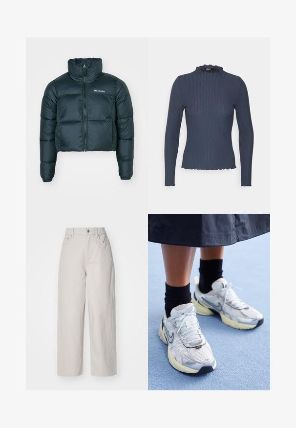 Ciemnozielona, krótka kurtka puchowa z wysokim kołnierzem, pełnym zamkiem błyskawicznym i elastycznymi mankietami. Posiada logo na lewej piersi i pikowaną fakturę.; Granatowa bluzka z długim rękawem w prążkowanej fakturze. Posiada wysoki dekolt z falbany oraz dopasowany krój.; Beżowe spodnie bawełniane o szerokich nogawkach, z wysokim stanem, zapinane na guzik i zamek, z czterema kieszeniami; gładka tekstura z wykończeniem denimowym.; Białe i srebrne sneakersy Nike z siateczkowym materiałem, odblaskowymi akcentami i beżową podeszwą. Noszone z czarnymi skarpetkami, stojące na niebieskiej powierzchni.