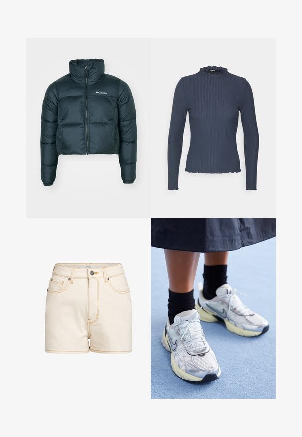 Ciemnozielona, krótka kurtka puchowa z wysokim kołnierzem, pełnym zamkiem błyskawicznym i elastycznymi mankietami. Posiada logo na lewej piersi i pikowaną fakturę.; Granatowa bluzka z długim rękawem w prążkowanej fakturze. Posiada wysoki dekolt z falbany oraz dopasowany krój.; Beżowe szorty dżinsowe z wysokim stanem, z kontrastowymi żółtymi przeszyciami, kieszeniami z przodu i metalowym zapięciem z logo.; Białe i srebrne sneakersy Nike z siateczkowym materiałem, odblaskowymi akcentami i beżową podeszwą. Noszone z czarnymi skarpetkami, stojące na niebieskiej powierzchni.
