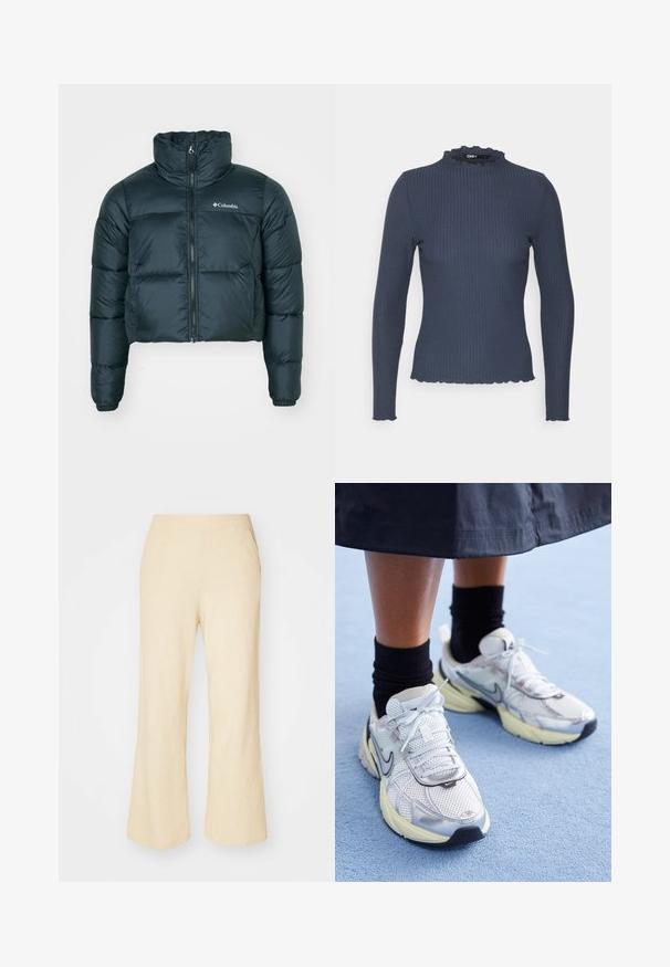 Jachetă puffer verde închis, scurtă, cu guler înalt, fermoar complet și manșete elastice. Prezintă un logo pe partea stângă a pieptului și o textură matlasată.; Top de culoare bleumarin cu mânecă lungă, realizat dintr-un material texturat în dungi. Dispune de un guler înalt cu margine ondulată și un design ajustat.; Pantaloni largi de un bej deschis, dintr-un material texturat, cu o talie elastică și două buzunare laterale.; Adidași Nike albi și argintii, cu material din plasă, accente reflexive și talpă bej. Purtați cu șosete negre, stând pe o suprafață albastră.