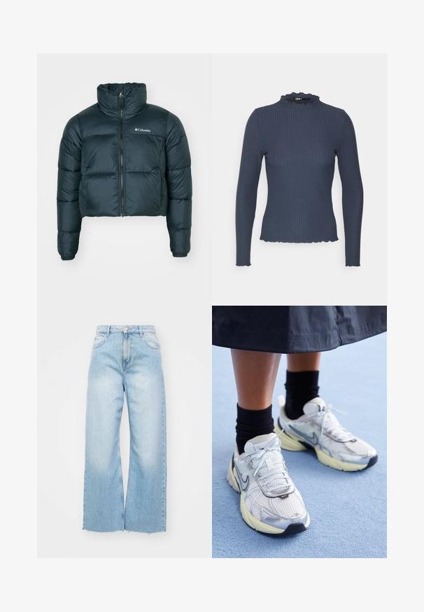 Ciemnozielona, krótka kurtka puchowa z wysokim kołnierzem, pełnym zamkiem błyskawicznym i elastycznymi mankietami. Posiada logo na lewej piersi i pikowaną fakturę.; Granatowa bluzka z długim rękawem w prążkowanej fakturze. Posiada wysoki dekolt z falbany oraz dopasowany krój.; Jasnoniebieskie dżinsy z szerokimi nogawkami, wykonane z denimu, z wysokim stanem, detalami w odcieniu wyblakłym, z zapięciem na guzik i surovym wykończeniem u dołu.; Białe i srebrne sneakersy Nike z siateczkowym materiałem, odblaskowymi akcentami i beżową podeszwą. Noszone z czarnymi skarpetkami, stojące na niebieskiej powierzchni.
