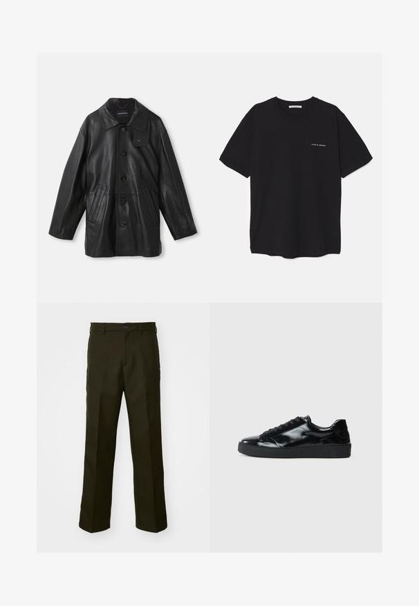 Czarny skórzany płaszcz z kołnierzem, zapięciem na guziki, dwoma przednimi kieszeniami i teksturowanym wykończeniem. Posiada metkę na kołnierzu do identyfikacji marki.; Czarny bawełniany T-shirt z okrągłym dekoltem, krótkimi rękawami i białym nadrukiem logo na lewej piersi. Prosty, jednolity kolor.; The Kooples - Spodnie materiałowe; Czarne lśniące skórzane trampki z okrągłym noskiem, sznurowanym zapięciem, teksturowaną gumową podeszwą i gładkim wykończeniem.