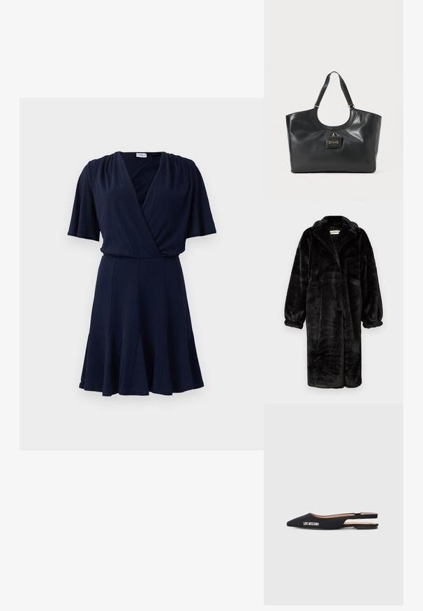 Fekete műszőrme kabát laza szabással, széles ujjakra és nagy hajtókára, puha, texturált felülettel és nyitott elülső kialakítással.; Sötétkék, rövid ujjú ruha, V nyakkivágással és keresztezett felsőrésszel, redőzött vállakkal, testhezálló derékkal és bővülő, pliszírozott szoknyával.; Fekete, pántos lapos cipők hegyes orral, sima anyagból. A "LOVE MOSCHINO" felirat fehér színben díszíti őket, minimalistakialakítással.; Fekete bőr tote táska fényes felülettel, ívelt tetejével, két vállpántjával és arany színű fémrészlettel az elején.