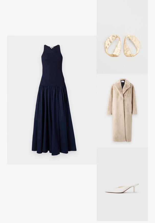 Beige umělý kožich s uvolněným střihom, širokými klopy a dlouhými rukávy. Povrch má měkkou, načechranou texturu a moderní, minimalistický design.; Námořnické modré šaty s úzkým žebrovaným korzetem a nabranou, objemnou sukní. Vyrobeny z hladkého materiálu s matným povrchem.; Bílé muly s špičatou špičkou a nízkým jehlovým podpatkem. Vyrobené z hladkého materiálu s minimalistickým designem a jemným detailním pro tanovou podrážku.; Pár nepravidelných oválných náušnic z kovu pozlaceného zlatem s texturovaným, mírně kladivkovým povrchem na bílém pozadí.