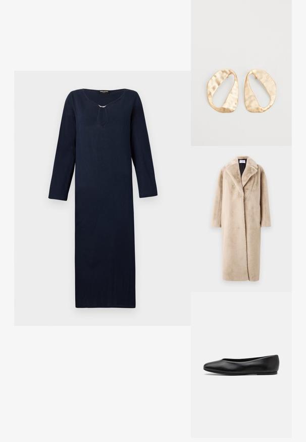 Beżowy płaszcz z sztucznego futra o luźnym kroju, z szerokimi klapami i długimi rękawami. Powierzchnia ma miękką, pluszową teksturę i nowoczesny, minimalistyczny design.; Długa granatowa sukienka z okrągłym dekoltem, trzyczwartowymi rękawami i dekoracyjnym srebrnym akcentem przy szyi. Wykonana z textured materiału.; Paul Smith TOPANGA czarny; Granatowa skórzana torebka z dwoma długimi uchwytami, detalem w postaci klamry oraz dołączonym breloczkiem. Charakteryzuje się gładką teksturą i prostokątnym kształtem.; Para nieregularnych, owalnych kolczyków ze złotego metalu o teksturowanej, lekko młotkowanej powierzchni na białym tle.