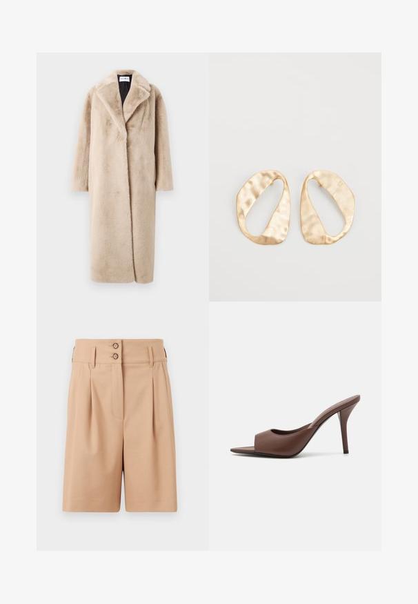 Cappotto in pelliccia sintetica beige con una silhouette rilassata, ampi revers e maniche lunghe. La superficie ha una texture morbida e pelosa e un design moderno e minimale.; T-shirt bianco a maniche lunghe realizzato in cotone a coste, con scollo rotondo e orlo dritto. Design semplice senza motivi o accenti.; Pantaloni corti beige con vita alta, due pieghe frontali e due chiusure a bottone in vita. Il tessuto appare liscio e strutturato.; Mule aperti con tacco alto in pelle marrone, dal design elegante, caratterizzati da una larga fascia anteriore e un sottile tacco a stiletto.; Un paio di orecchini in metallo di tonalità dorata, di forma ovale irregolare, con superficie texturizzata e leggermente martellata, su uno sfondo bianco.