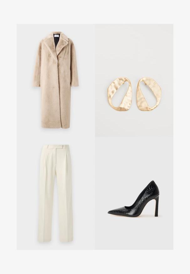 Béžový kabát z umelé kožušiny s uvoľneným strihom, širokými chlopňami a dlhými rukávmi. Povrch má jemnú, nadýchanú textúru a moderný, minimalistický dizajn.; Dlhý rukáv biely tričko vyrobené z rebrovanej bavlny, s okrúhlym výstrihom a rovnými okrajmi. Jednoduchý dizajn bez vzorov alebo akcentov.; Krémové nohavice so strihom na mieru, s plochým predným dielom, záhybmi a rovnými nohami, vyrobené z jemnej textúrovanej tkaniny.; Čierna lodička s špicatou špičkou a lakovanou textúrou krokodíla, s elegantným dizajnom, vysokým stiletto podpätkom a hladkým čiernym interiérom.; Pár nepravidelných oválnych zlatistých kovových náušníc s textúrovaným, mierne rozbitým povrchom na bielom pozadí.