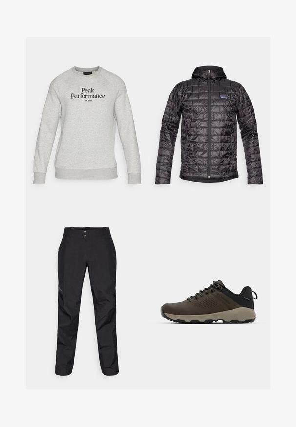 Čierna zateplená bunda s kapucňou, s prešívaným vzorom, predným zipsom a logom na ľavom prsnom vrecku. Vodoodpudivý materiál.; Peak Performance ORIGINAL CREW-BLACK-OFFWHITE - Mikina - grey melange/black; Čierne nepremokavé nohavice s hladkou textúrou, vybavené dvoma prednými gombíkmi a zúženým strihom. Ozdobené logom na boku.; Hnedé vodoodolné tenisky s textúrovaným zvrškom, perforovanými detailmi, čiernou oporou päty a šedou gumovou podrážkou. Šnúrky sú ozdobené kovovými koncami.