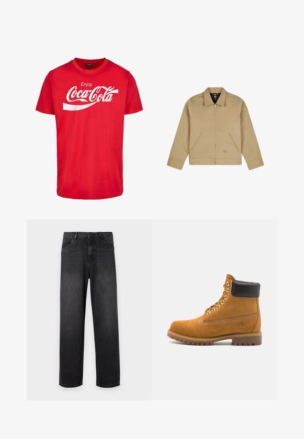Lichte tan jas met kraag, ritssluiting aan de voorkant, twee zijzakken en een patch op de linkerarm. Glad, duurzaam materiaal met een gestructureerd ontwerp.; Rode katoenen T-shirt met korte mouwen, voorzien van een witte "Coca-Cola"-logo en een golvend ontwerp op de borst. Klassieke ronde halsstijl.; Donkergrijze denim jeans met een rechte pijpdesign, voorzien van een ritssluiting, vijf zakken en subtiele vervagingdetails op de stof.; Tan suède enkelboot met zwart gevoerd kraagje, gouden metalen oogjes, witte stikdetails en een robuuste rubberen zool met uitgesproken profiel.